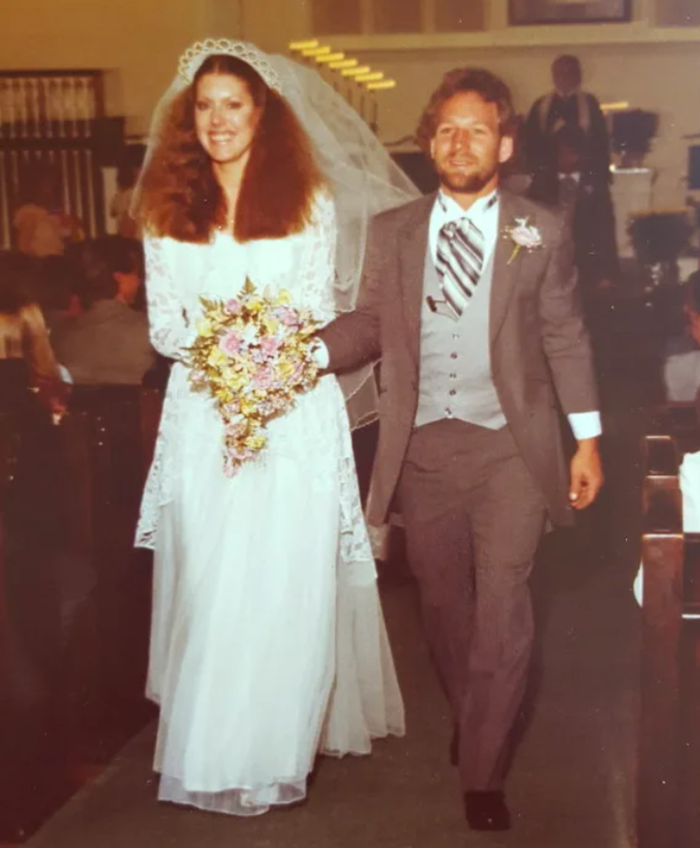 Váy cưới ‘vượt thời gian’ 60 năm được 3 thế hệ cô dâu cùng 1 nhà mặc khi kết hôn - Ảnh 2.