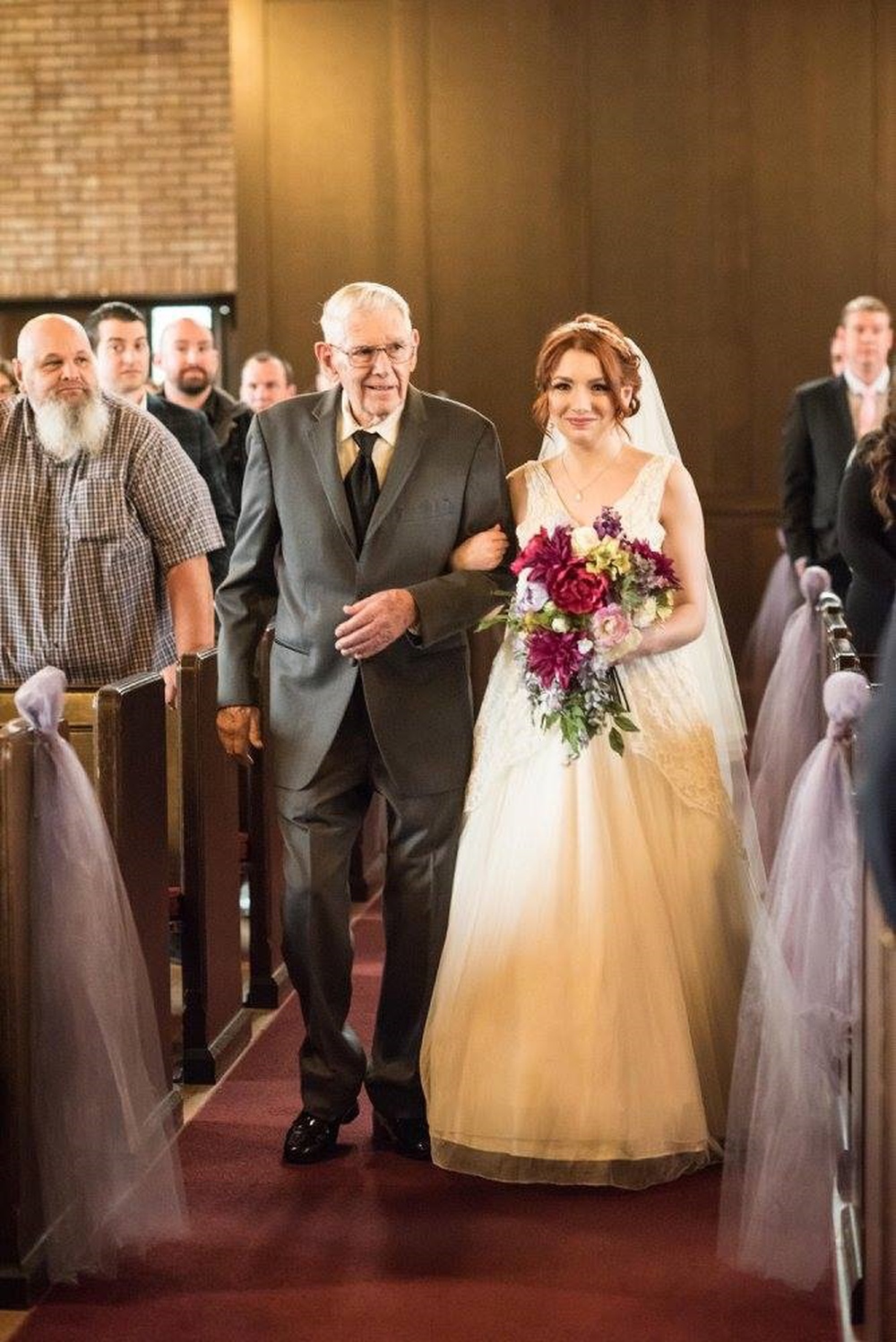 Váy cưới ‘vượt thời gian’ 60 năm được 3 thế hệ cô dâu cùng 1 nhà mặc khi kết hôn - Ảnh 4.