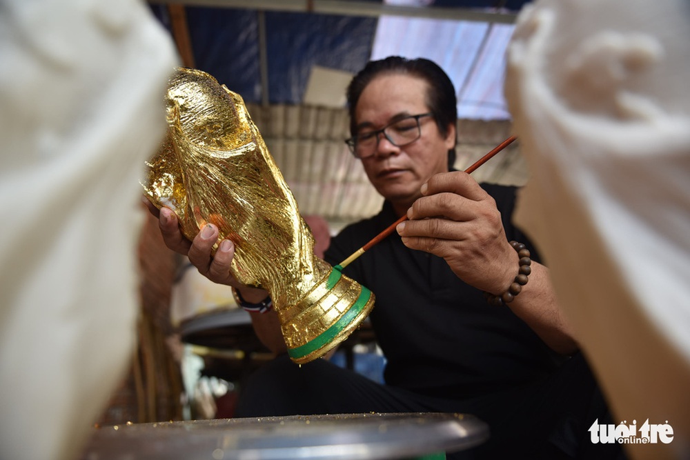 Người đàn ông đam mê làm cúp vàng World Cup - Ảnh 7.