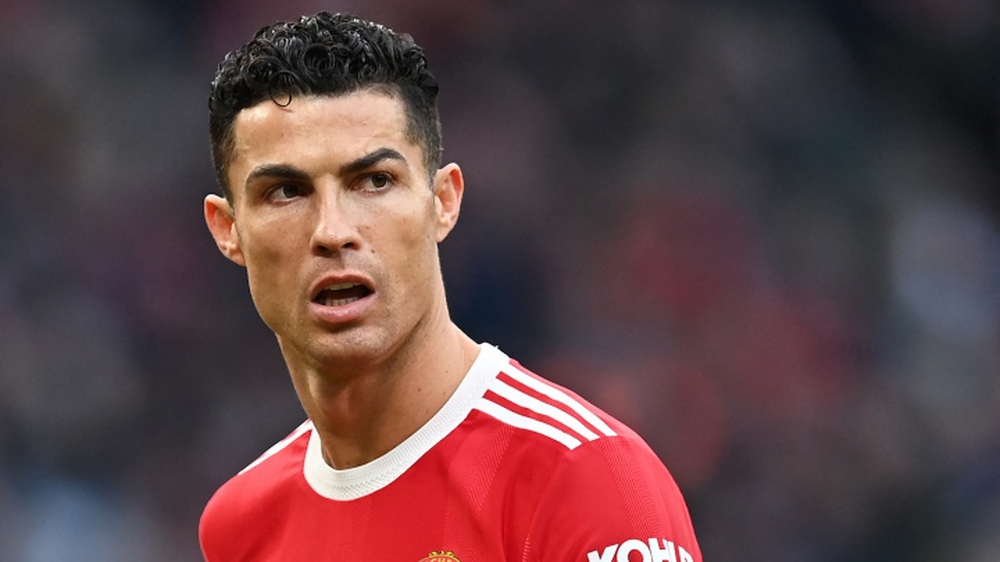 Ronaldo tố HLV Erik ten Hag khiêu khích, trách Man Utd phạt nặng - Ảnh 1.