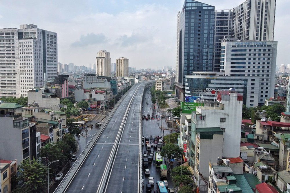 Hà Nội: Cận cảnh dự án đường Vành đai 2 gần 10.000 tỷ đồng trước ngày thông xe - Ảnh 1.