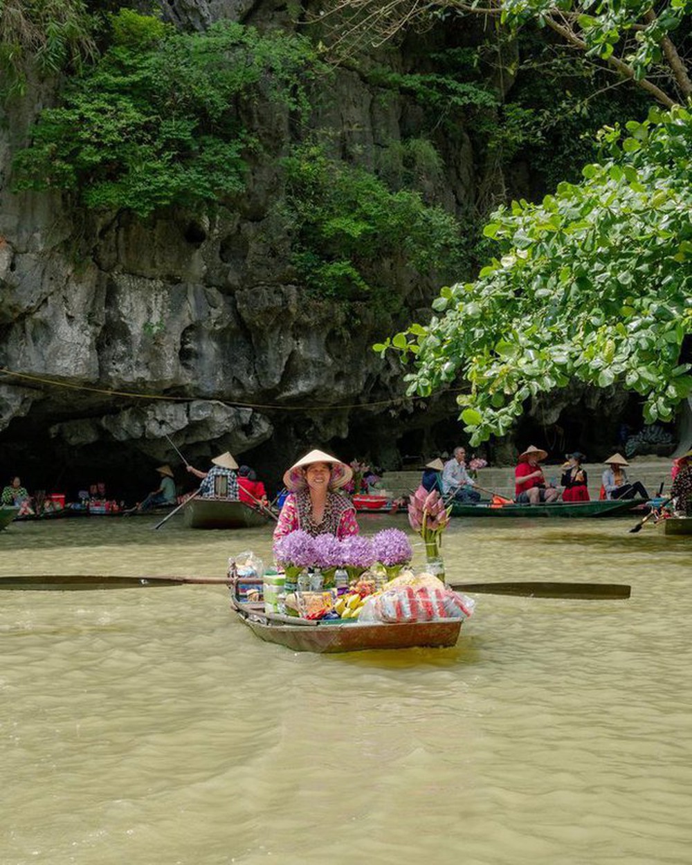 Du khách nước ngoài ngạc nhiên trước cảnh chèo thuyền bằng chân và bánh kẹo được bán trên sông ở Ninh Bình