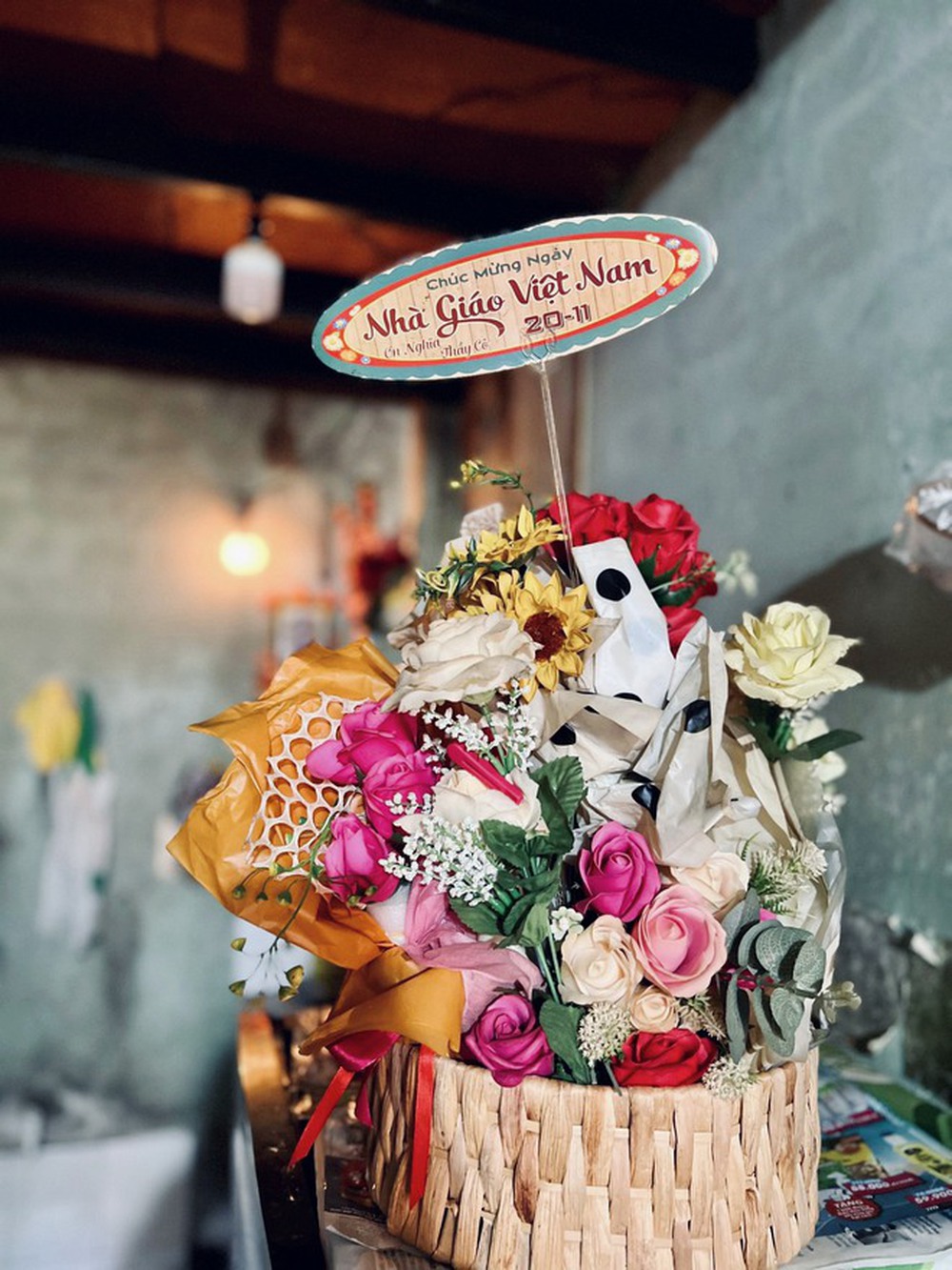 Gặp cô giáo về hưu sáng bán vé số, tối “gieo chữ” cho trẻ em nghèo ở lớp tình thương