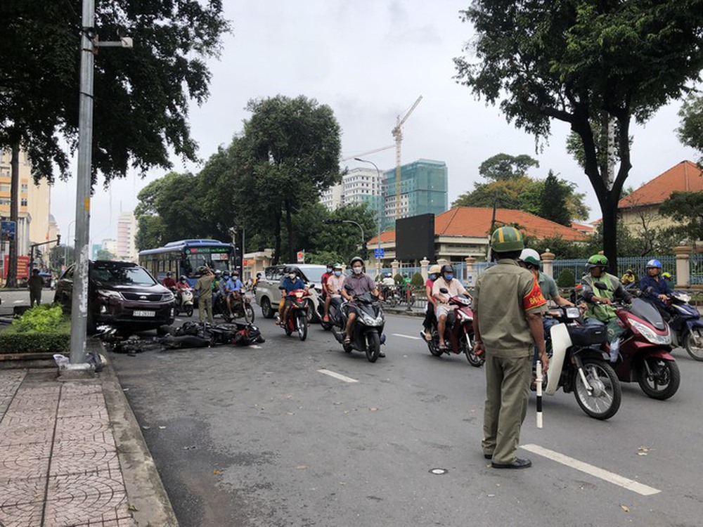 Ôtô từ sau lao tới tông trọng thương đôi nam nữ trên xe máy - Ảnh 2.