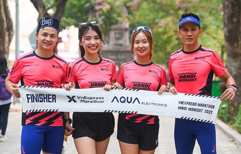 Hơn 10.000 VĐV tham dự giải chạy đêm VnExpress Marathon tại Hà Nội - Ảnh 1.