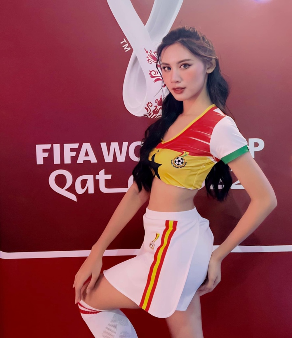 Dàn mỹ nữ Nóng cùng World Cup 2022 khoe sắc trong trang phục 32 đội tuyển - Ảnh 1.