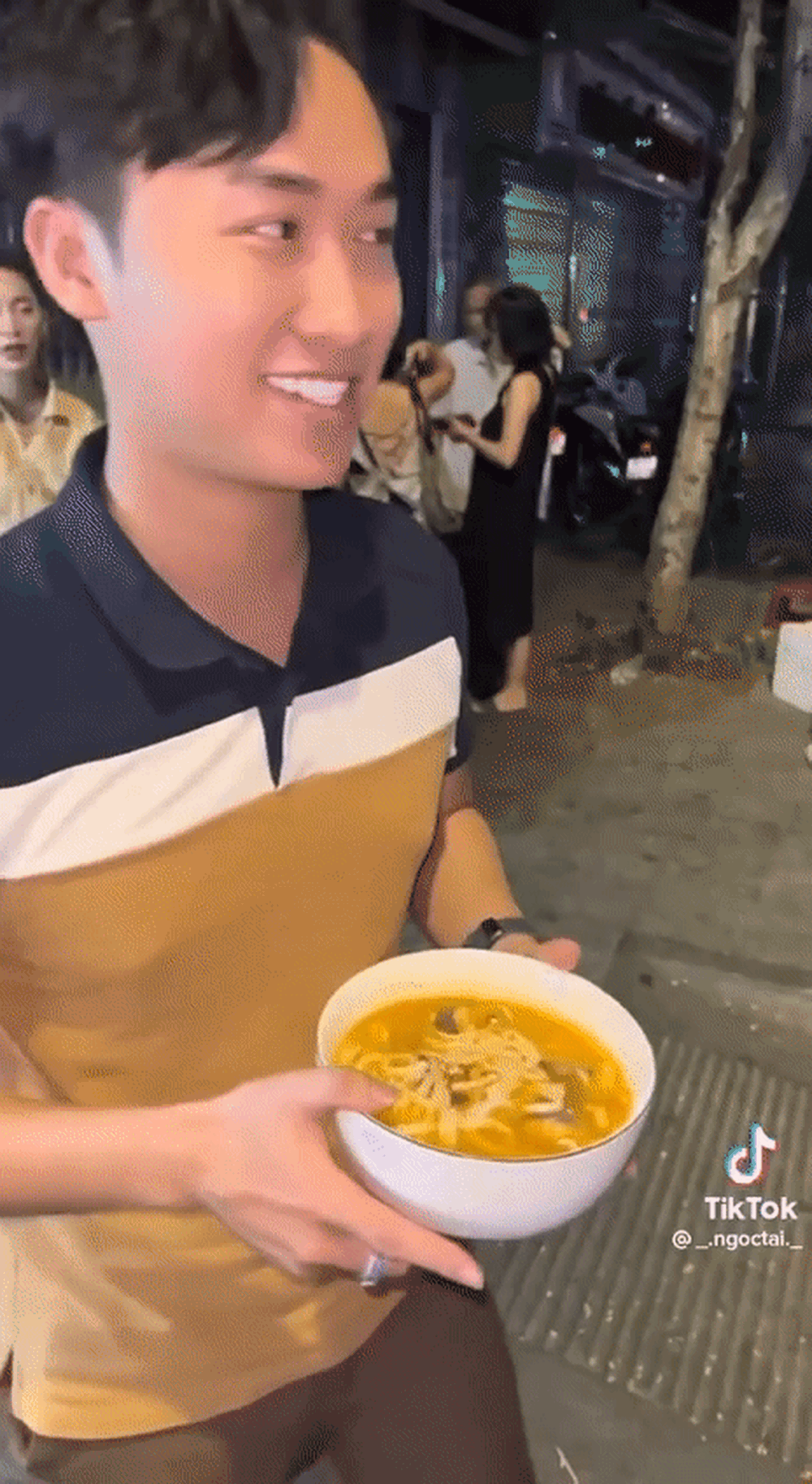 Hàng bánh canh khó mua nhất ở Huế: Vừa dọn hàng 10 phút đã hết, khách phải cầm tô chờ sẵn