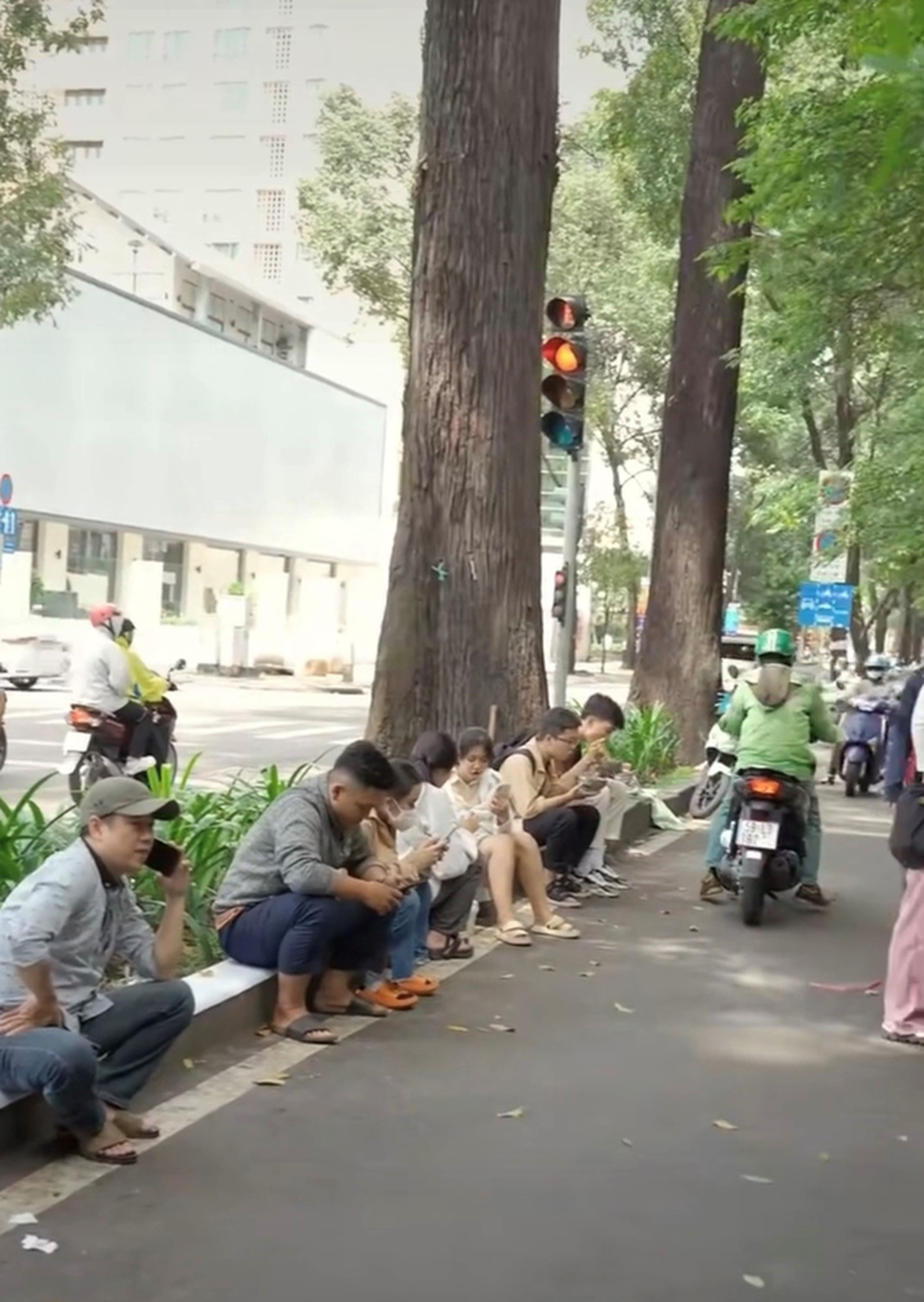 Miến trộn trước cổng ĐH Kiến trúc TP.HCM “sốt” rần rần: Ngày bán cả trăm phần nhờ loại gia vị độc quyền