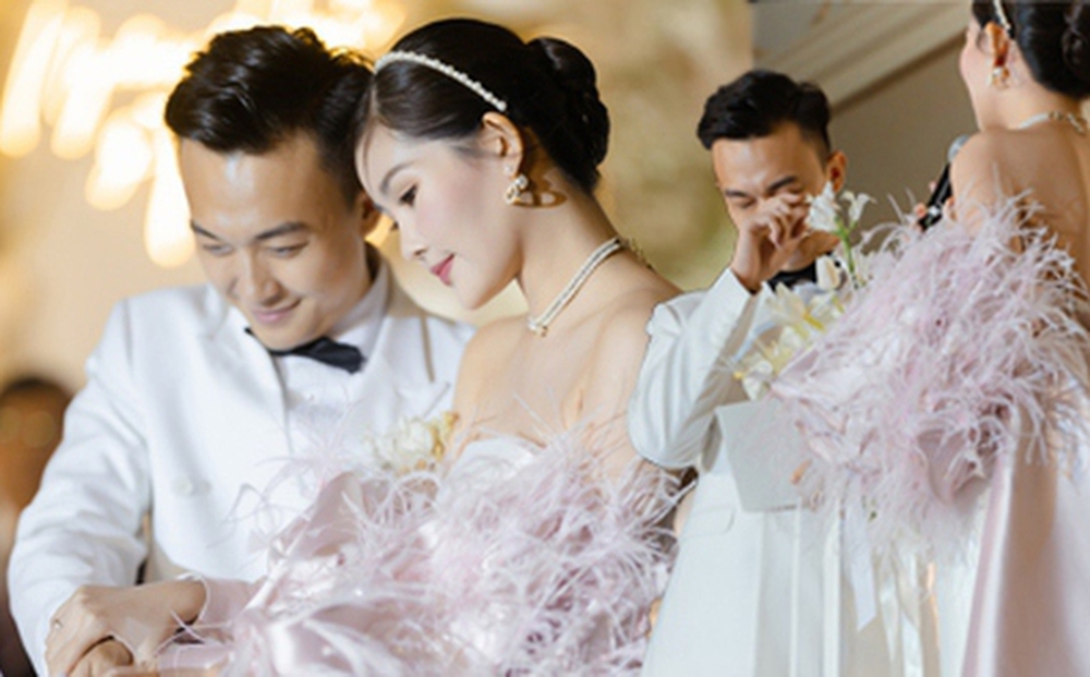 Lễ cưới Hoa hậu Ngân Anh và chồng BTV: Dàn sao đổ bộ, chú rể bật khóc hẹn thề "ở bên anh em phải bình an"