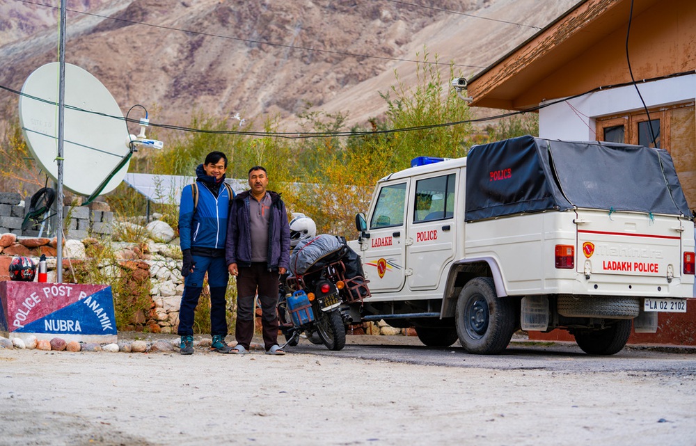 Chạy xe máy dưới núi tuyết tại Ladakh và kỷ niệm lạc đường trong đêm của travel blogger Việt - Ảnh 12.
