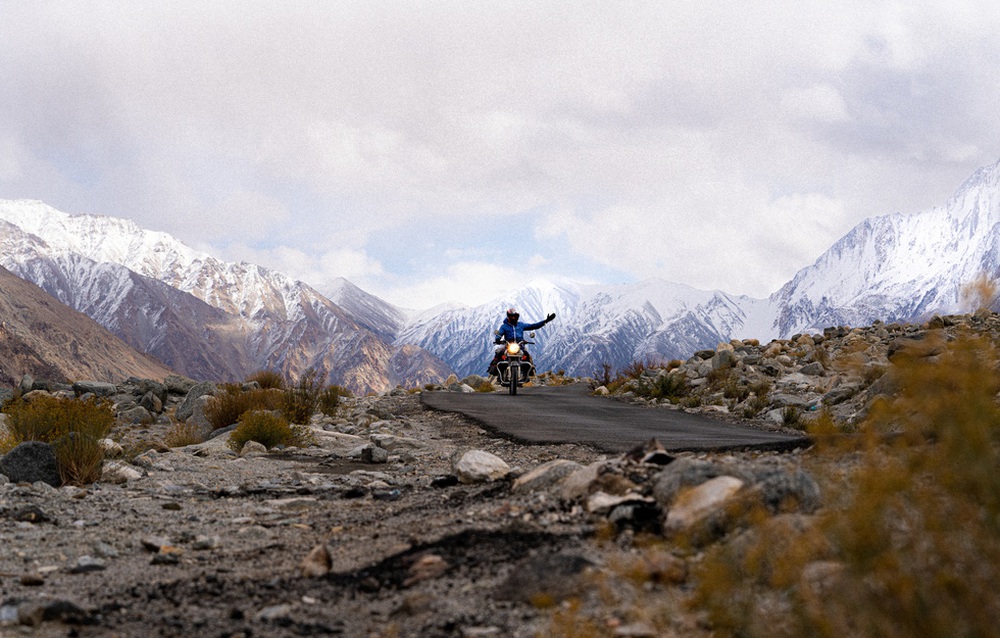 Chạy xe máy dưới núi tuyết tại Ladakh và kỷ niệm lạc đường trong đêm của travel blogger Việt - Ảnh 1.