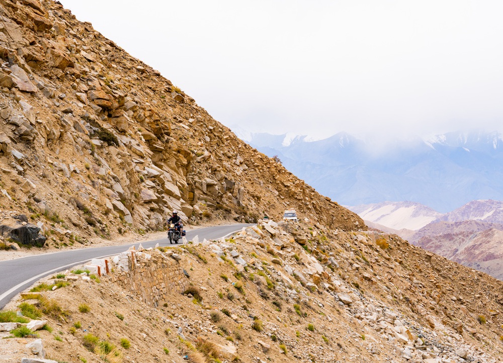 Chạy xe máy dưới núi tuyết tại Ladakh và kỷ niệm lạc đường trong đêm của travel blogger Việt - Ảnh 6.