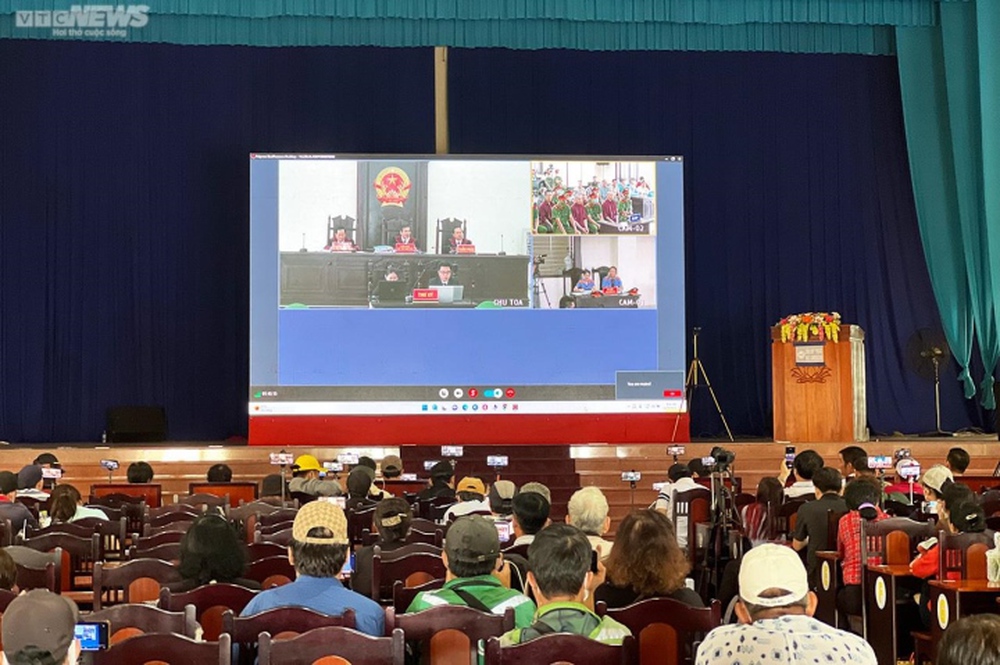 Nhiều người tới livestream phiên toà xử ‘thầy ông nội’ Lê Tùng Vân và đồng phạm - Ảnh 7.