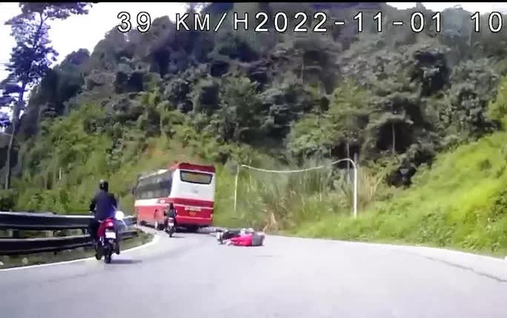 Clip: Tai nạn giữa xe khách Thành Bưởi với xe máy trên đèo Bảo Lộc - Ảnh 2.