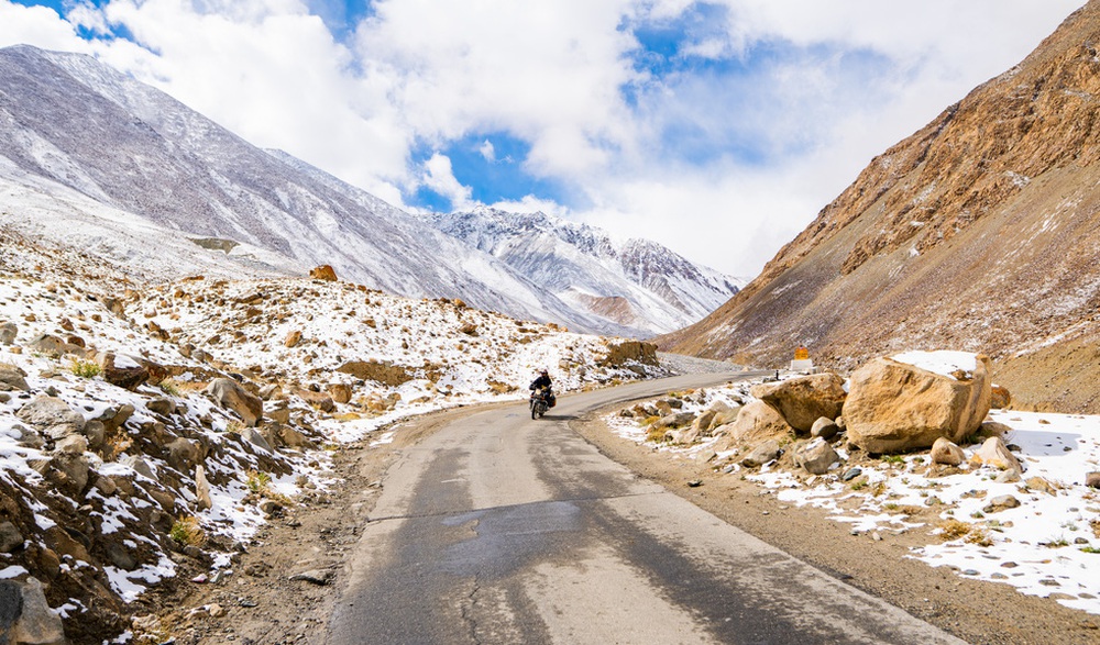 Chạy xe máy dưới núi tuyết tại Ladakh và kỷ niệm lạc đường trong đêm của travel blogger Việt - Ảnh 19.
