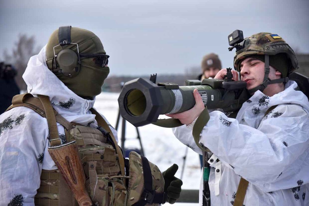 Lo vũ khí rơi vào thị trường đen, quân đội Mỹ cử thanh tra tới Ukraine - Ảnh 1.