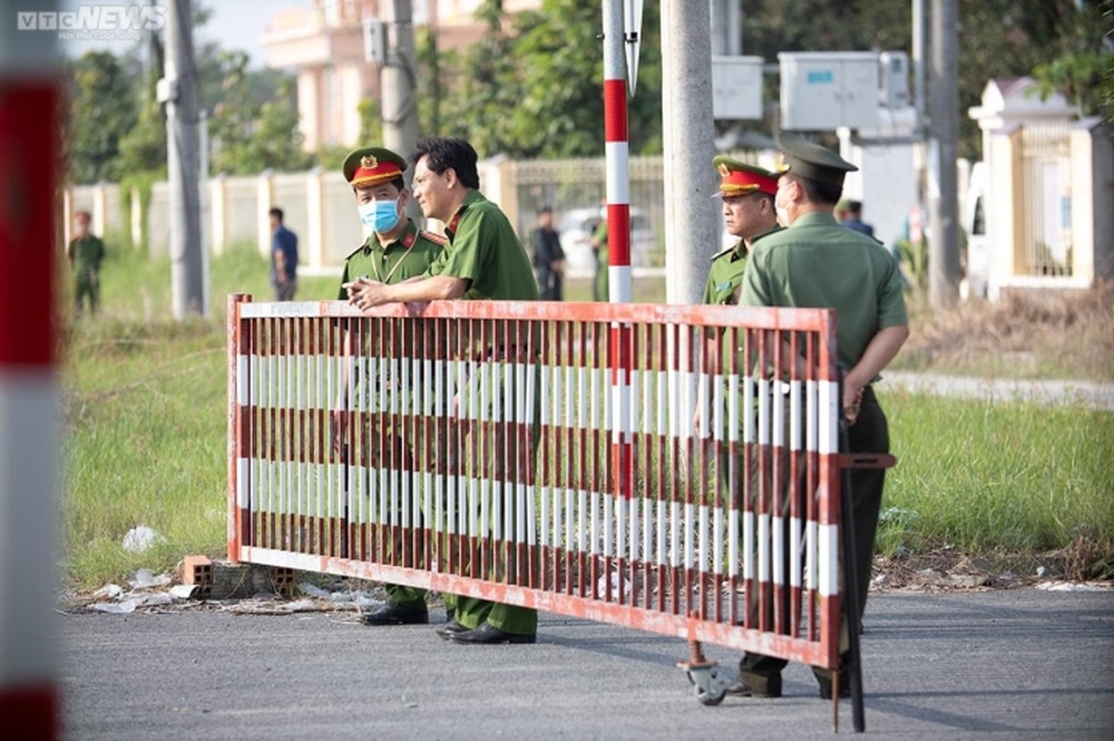 Nhiều người tới livestream phiên toà xử ‘thầy ông nội’ Lê Tùng Vân và đồng phạm - Ảnh 3.