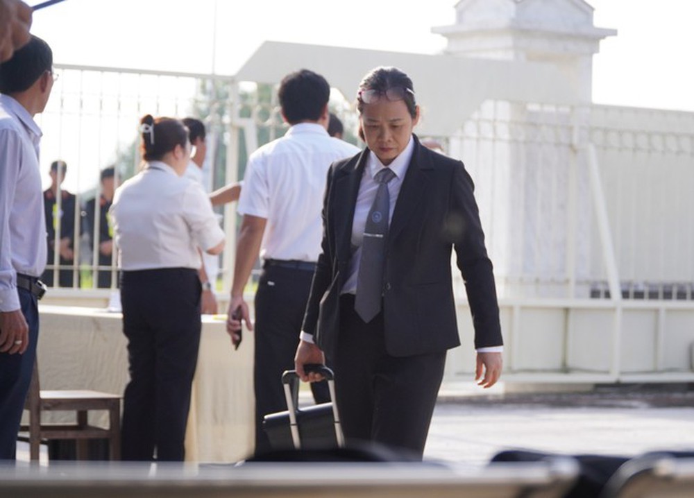 Chùm ảnh: Bị cáo Lê Tùng Vân vắng mặt tại phiên tòa phúc thẩm - Ảnh 3.