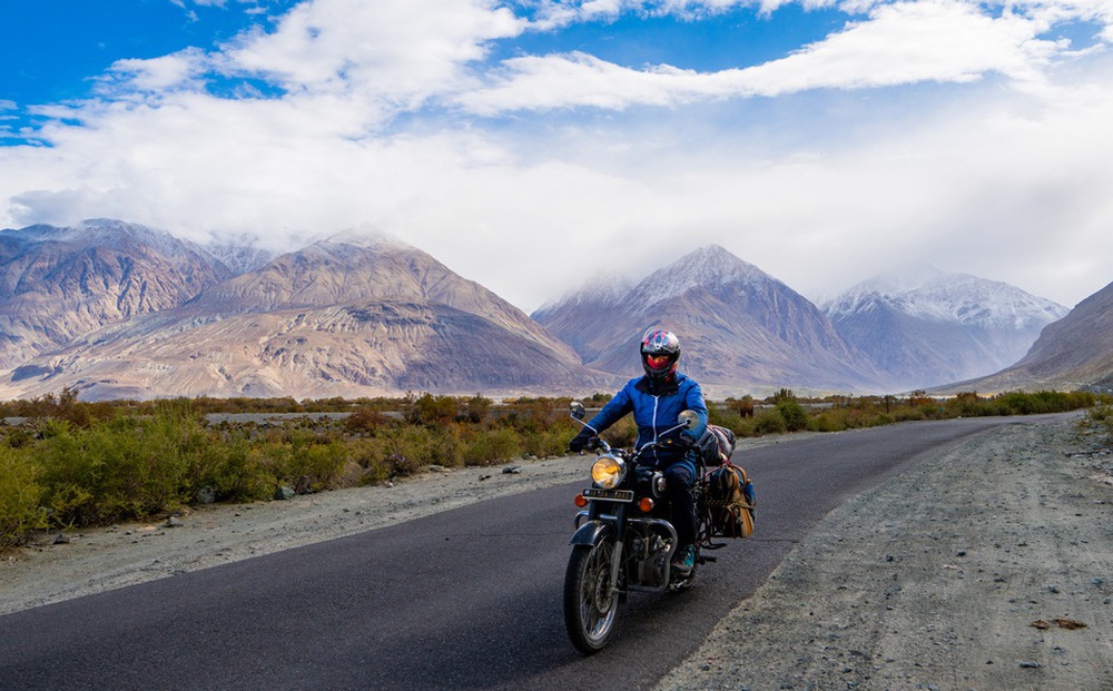 Chạy xe máy dưới núi tuyết tại Ladakh và kỷ niệm lạc đường trong đêm của travel blogger Việt