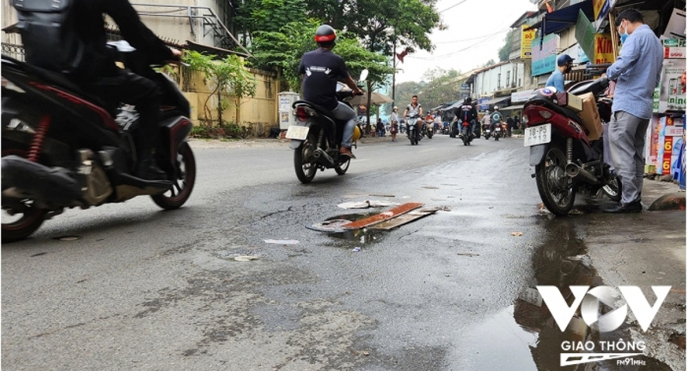 Hà Nội: Ngã sõng soài vì nước ngầm rò rỉ, lênh láng mặt đường - Ảnh 3.