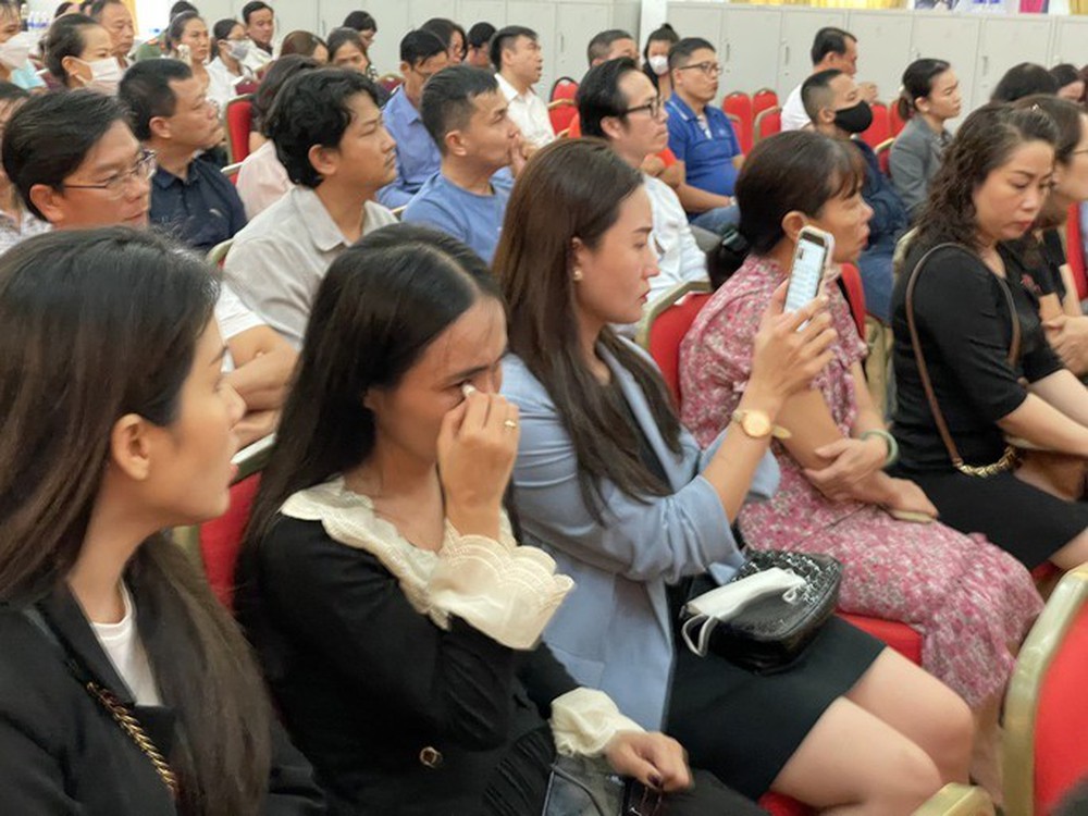 Vụ hàng trăm học sinh trường iSchool Nha Trang nhập viện: Phụ huynh không cầm được nước mắt - Ảnh 3.