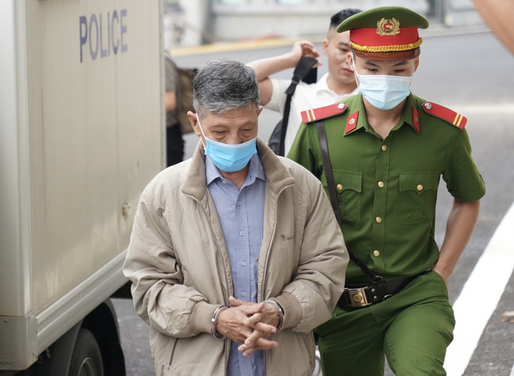 CLIP: Cựu thứ trưởng Bộ Y tế Cao Minh Quang chống gậy tới toà - Ảnh 4.