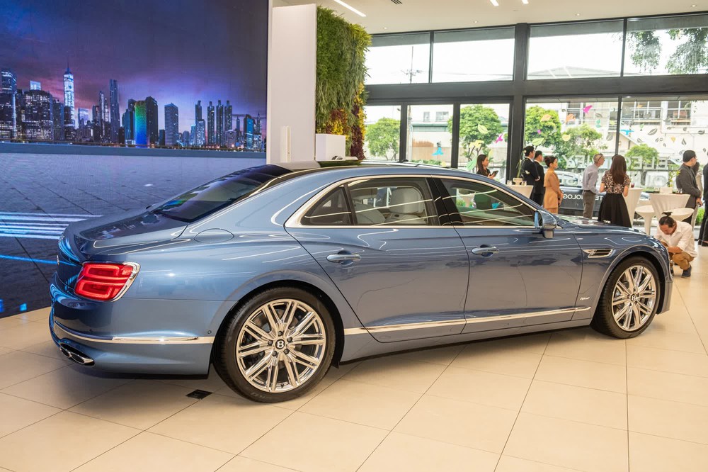 Ra mắt Bentley Flying Spur Hybrid: Giá từ 16,8 tỷ đồng, xe xanh siêu sang đầu tiên Việt Nam - Ảnh 9.