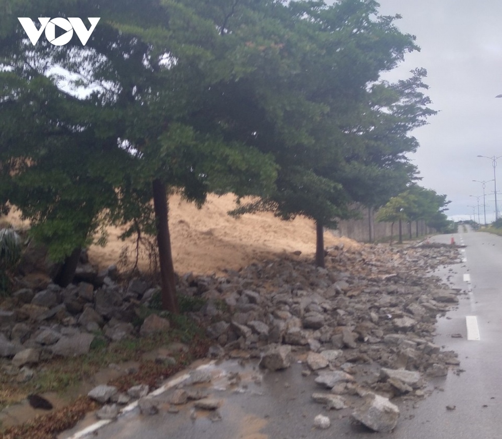 Mưa lớn gây sạt lở nhiều tuyến đường ở Ninh Thuận - Ảnh 1.