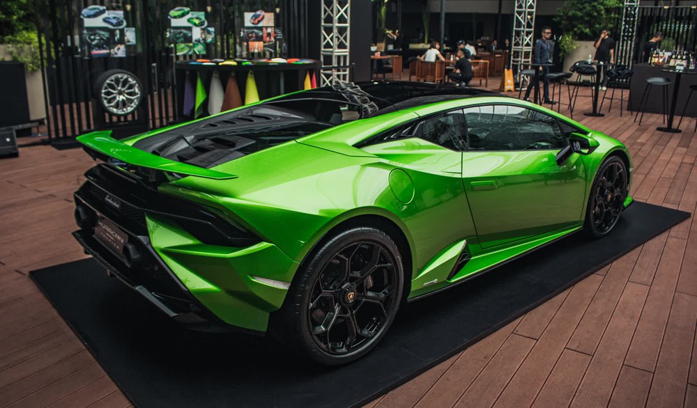 Sếp Lamborghini: Giá siêu xe dễ tiếp cận hơn vì đại lý Việt Nam bán sát giá khuyến nghị - Ảnh 11.