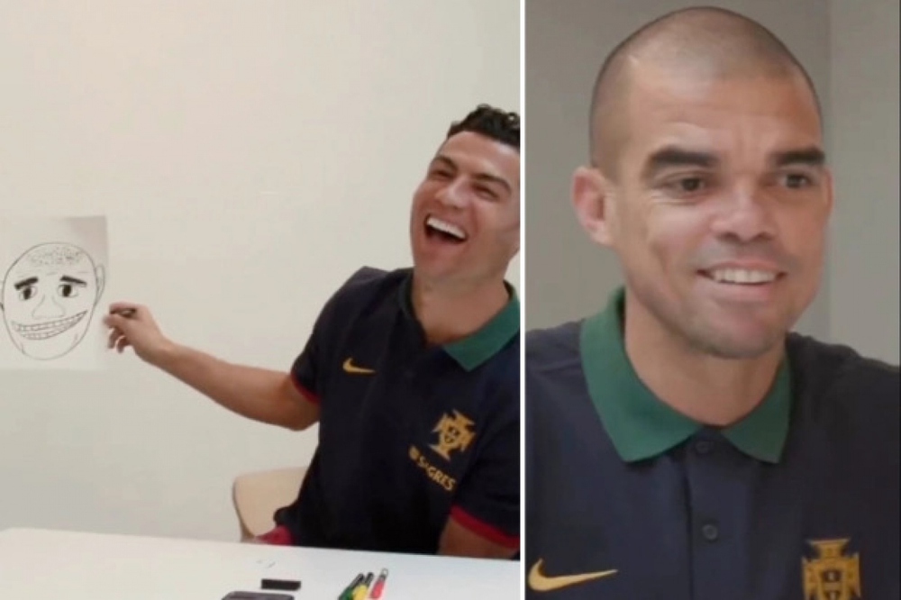 Fan của Man Utd và Ronaldo hãy xem qua bộ sưu tập áo đẹp mắt này! Những chiếc áo lần này đã được thiết kế đặc biệt để kỷ niệm sự trở lại của CR7 tại Man Utd, và chắc chắn sẽ là một món đồ quý giá trong bộ sưu tập của bạn.