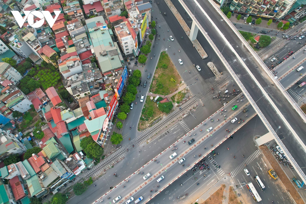 Cận cảnh đường vành đai 2 trên cao đoạn Ngã Tư Vọng - Vĩnh Tuy sắp hoàn thành - Ảnh 2.