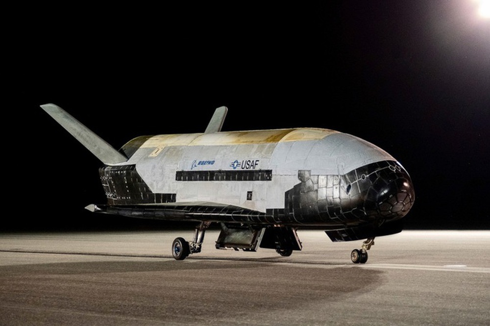 Tàu vũ trụ tuyệt mật X-37B của Mỹ hạ cánh, hé lộ nhiều thí nghiệm lạ - Ảnh 1.