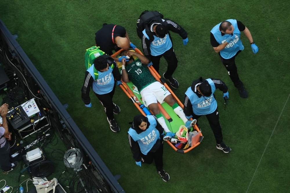 Cầu thủ Ả Rập Xê Út vỡ quai hàm, Thái tử đưa sang Đức phẫu thuật - Ảnh 3.