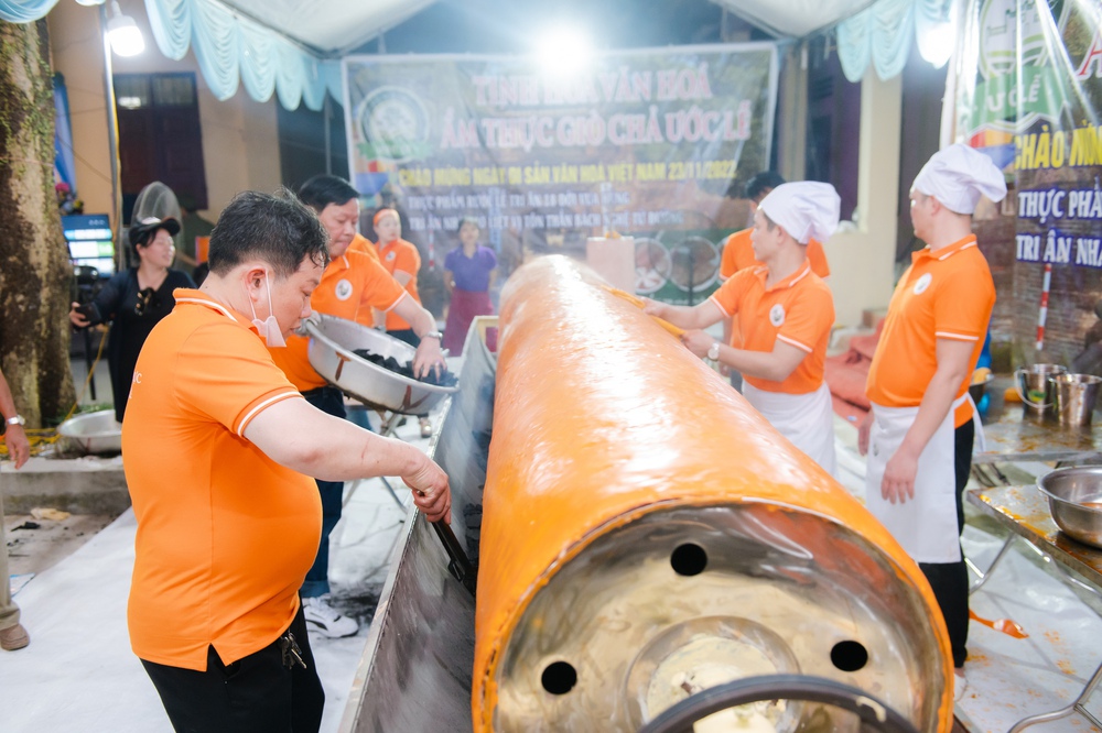Cận cảnh chế biến ống chả quế dài 4m, nặng 180kg tại làng giò chả Ước Lễ chào mừng Ngày Di sản Việt Nam - Ảnh 7.