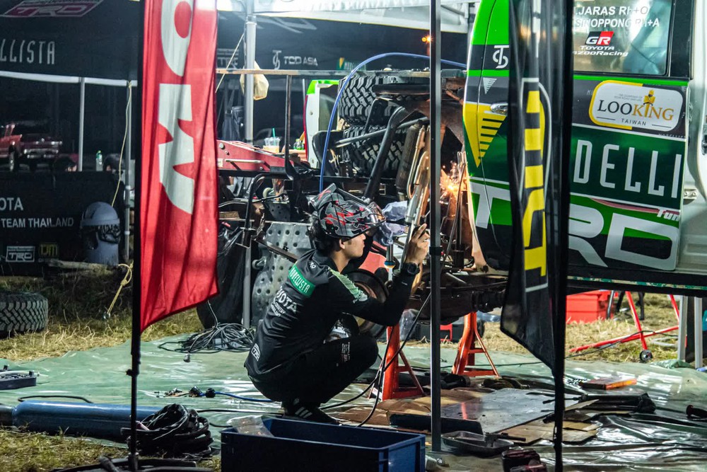 Bên trong lều của đội đua Việt Nam tại AXCR 2022: Nhiều đồ nghề để sửa nóng trong đêm - Ảnh 13.