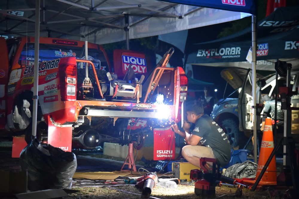 Bên trong lều của đội đua Việt Nam tại AXCR 2022: Nhiều đồ nghề để sửa nóng trong đêm - Ảnh 11.