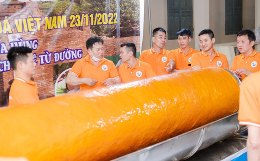 Cận cảnh chế biến ống chả quế dài 4m, nặng 180kg tại làng giò chả Ước Lễ chào mừng Ngày Di sản Việt Nam