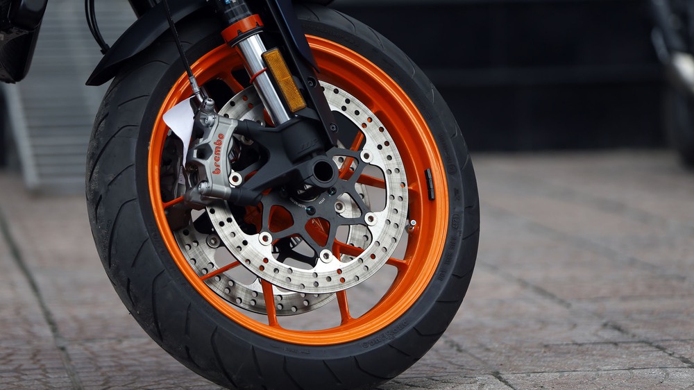 Thế giới 2 bánh: KTM 890 Duke R – Món lạ Châu Âu - Ảnh 3.