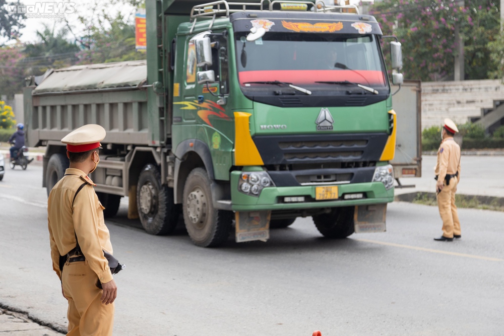 Bị phạt vì chở quá tải, tài xế liên tục gọi điện cầu cứu người thân - Ảnh 1.