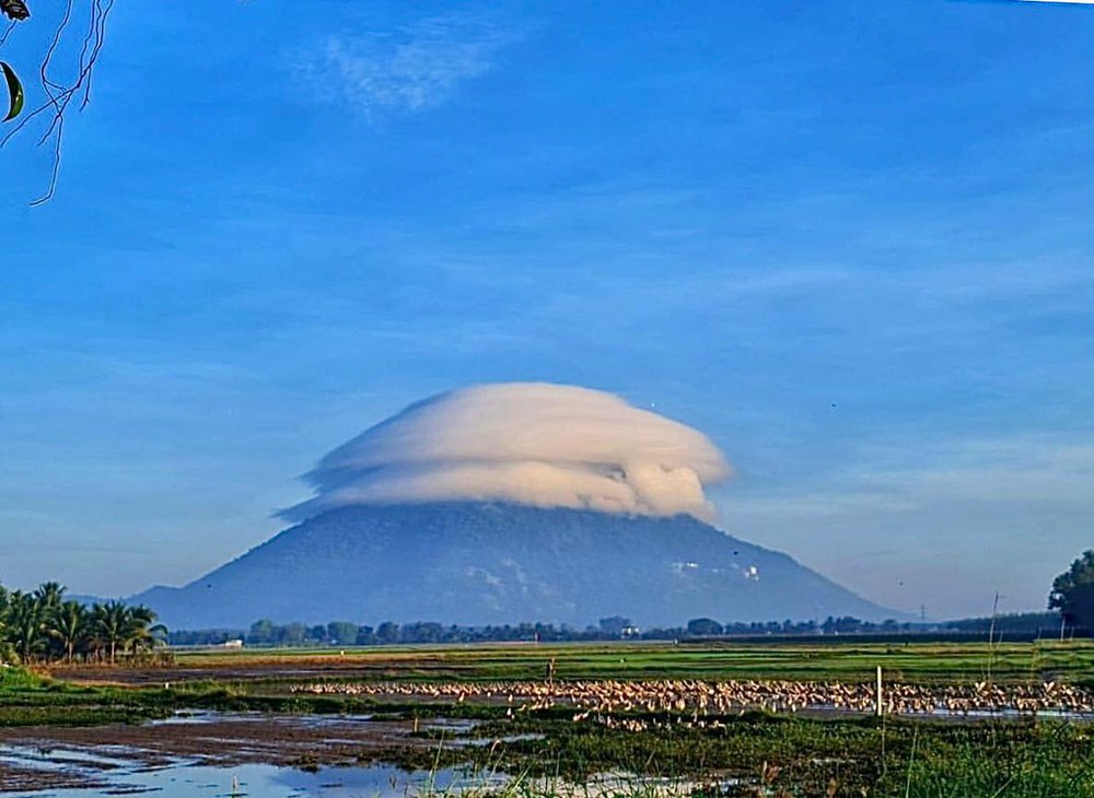 Đám mây ảo diệu xuất hiện trên đỉnh núi Bà Đen (Tây Ninh) khiến dân tình không ngừng xôn xao - Ảnh 5.