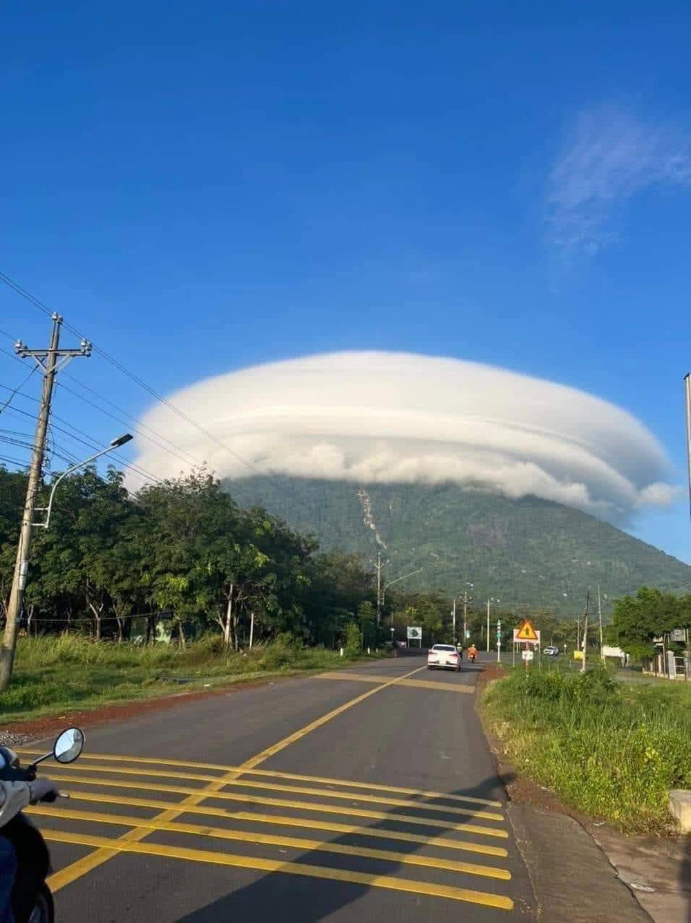 Đám mây ảo diệu xuất hiện trên đỉnh núi Bà Đen (Tây Ninh) khiến dân tình không ngừng xôn xao - Ảnh 3.