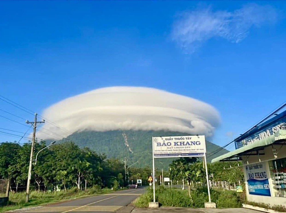 Đám mây ảo diệu xuất hiện trên đỉnh núi Bà Đen (Tây Ninh) khiến dân tình không ngừng xôn xao - Ảnh 2.