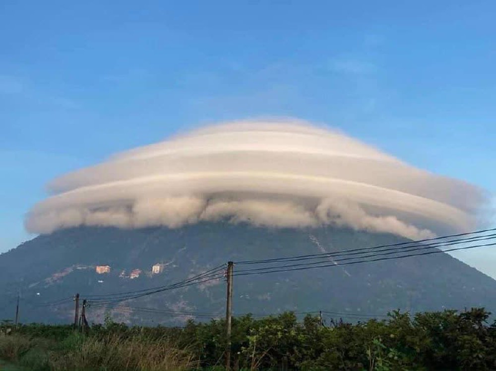 Đám mây ảo diệu xuất hiện trên đỉnh núi Bà Đen (Tây Ninh) khiến dân tình không ngừng xôn xao - Ảnh 1.
