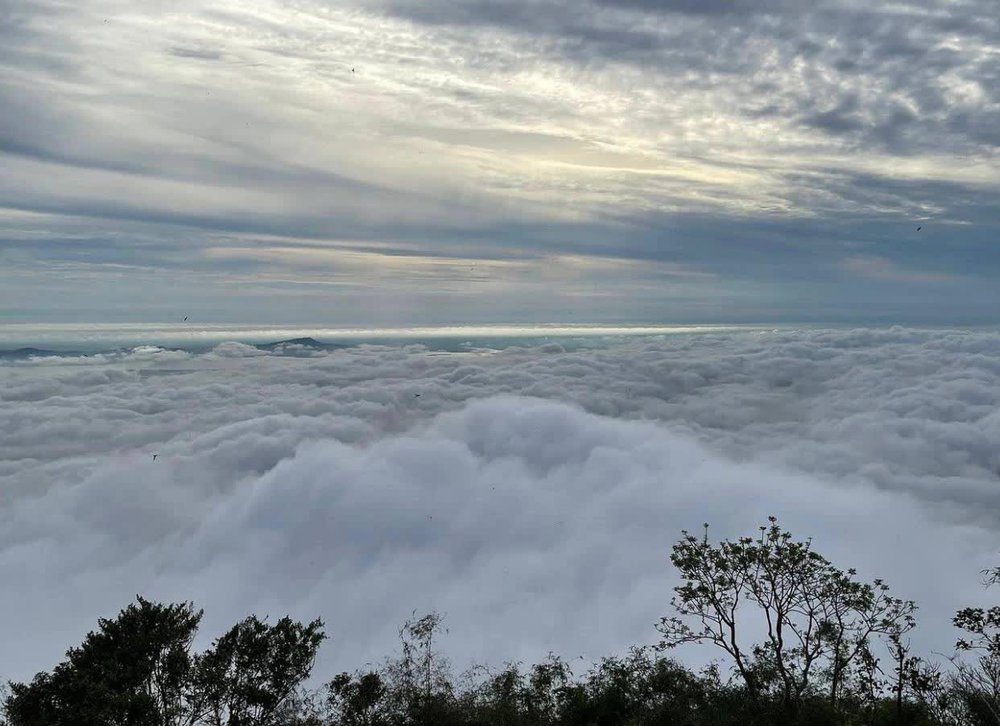 Đám mây ảo diệu xuất hiện trên đỉnh núi Bà Đen (Tây Ninh) khiến dân tình không ngừng xôn xao - Ảnh 14.