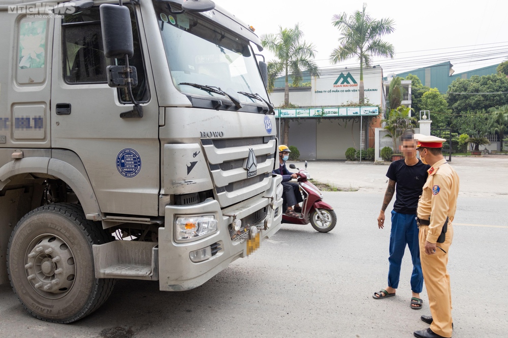 Bị phạt vì chở quá tải, tài xế liên tục gọi điện cầu cứu người thân - Ảnh 9.