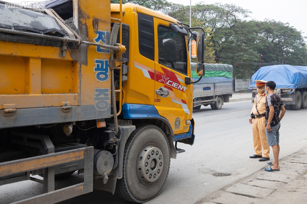 Bị phạt vì chở quá tải, tài xế liên tục gọi điện cầu cứu người thân - Ảnh 7.