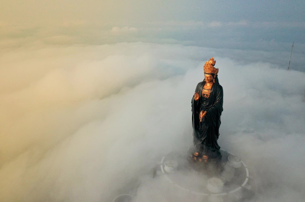 Đám mây ảo diệu xuất hiện trên đỉnh núi Bà Đen (Tây Ninh) khiến dân tình không ngừng xôn xao - Ảnh 10.
