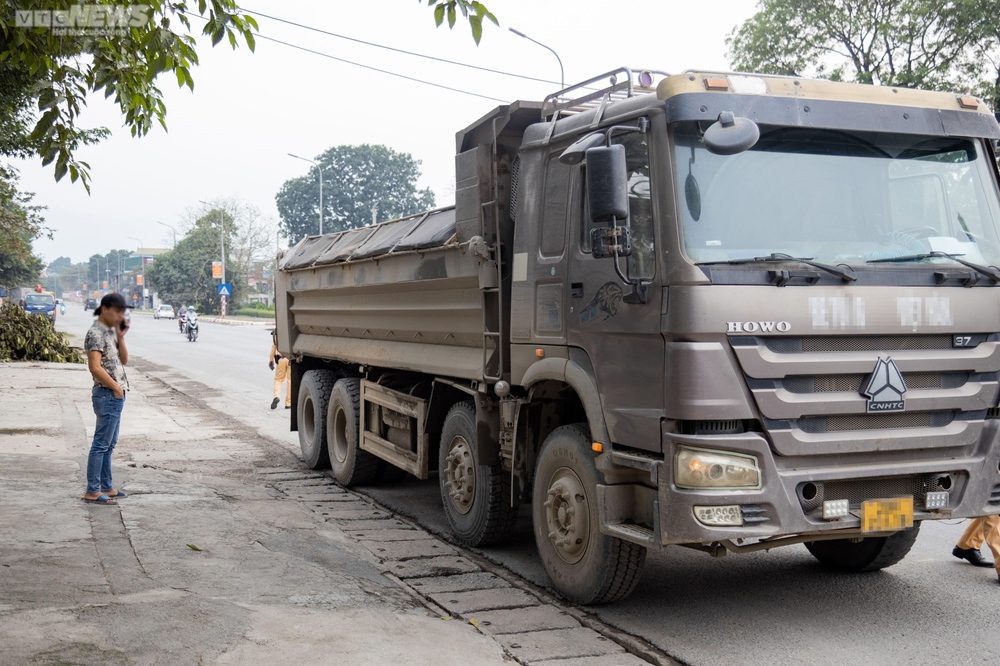 Bị phạt vì chở quá tải, tài xế liên tục gọi điện cầu cứu người thân - Ảnh 5.