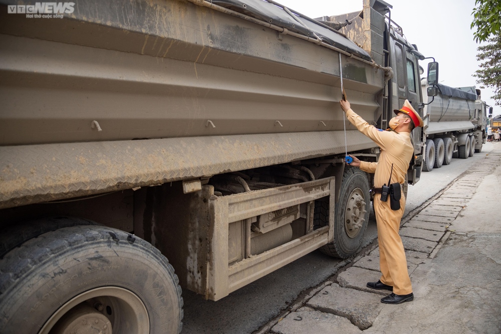 Bị phạt vì chở quá tải, tài xế liên tục gọi điện cầu cứu người thân - Ảnh 4.