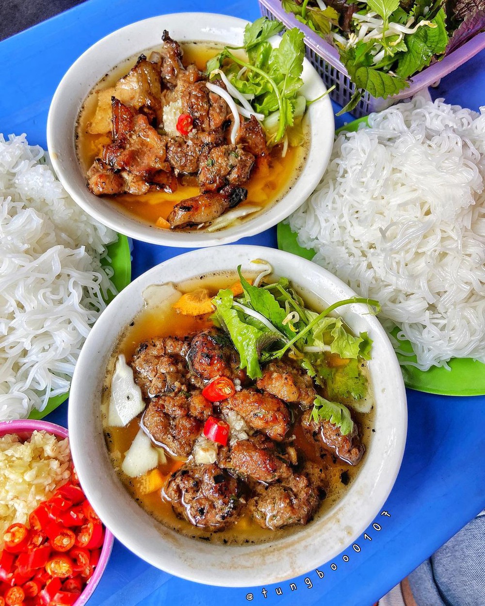Có mặt khắp mọi ngóc ngách của Hà Nội nhưng đâu mới là hàng bún chả “chân ái”?